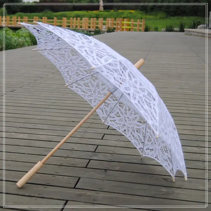Parapluie de mariage en dentelle blanche à la main